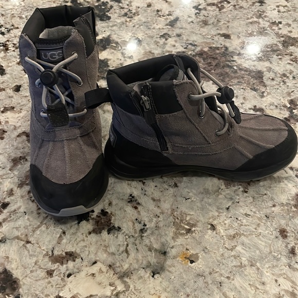 Boys size 3 Turlock Ugg boots. Worn once. Excellent condition. - Picture 1 of 4